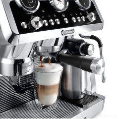 Рожковая помповая кофеварка Delonghi EC9665.M