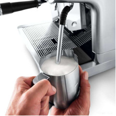 Рожковая помповая кофеварка Delonghi EC9665.M