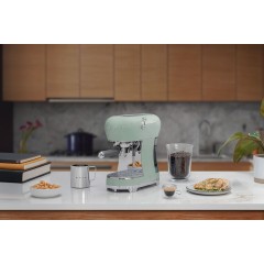 Рожковая кофеварка Smeg ECF02PGEU