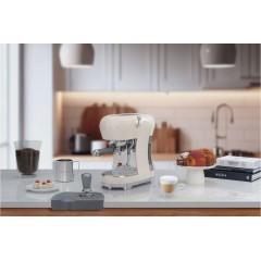 Рожковая кофеварка Smeg ECF02CREU