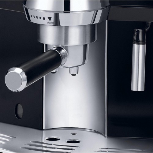 Рожковая помповая кофеварка Delonghi EC 820 B