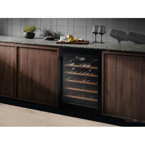 Винный шкаф Electrolux EWUS052B5B