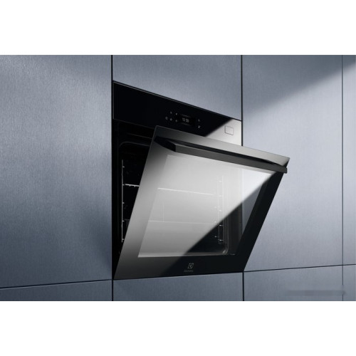 Духовой шкаф Electrolux SteamBoost 800 EOB8S39WZ